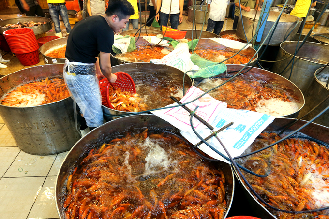 Nhộn nhịp mua cá chép lúc nửa đêm ở chợ lớn nhất Sài Gòn