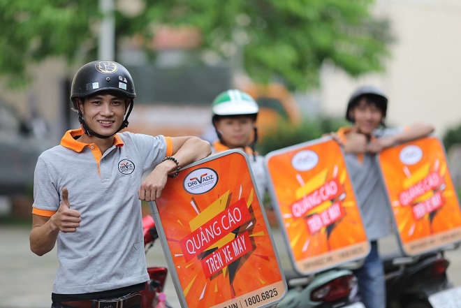 Startup Việt làm biển quảng cáo trên xe máy giúp tài xế kiếm lời
